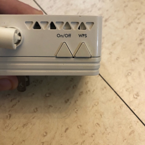 Netgear EX2700 WiFi Range Extender - Picture 3 of 3